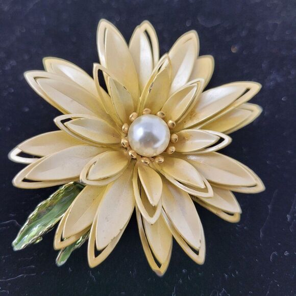 Vintage 3D Pearlized Beige Enamel Flower Brooch Pin Faux Pearl Center Collectibl - Picture 1 of 11